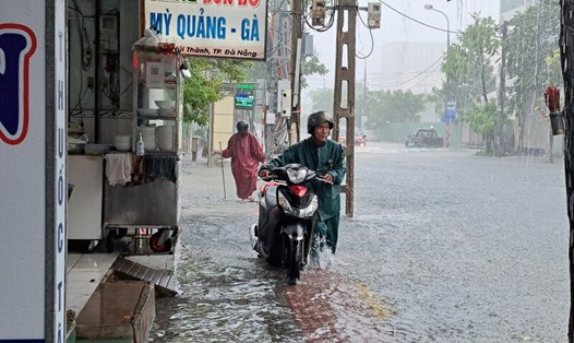 Cảnh báo ngập lụt, sạt lở và lũ quét ở TP Đà Nẵng khi mưa lớn do độ ẩm đất đã đạt trạng thái bão hòa. Ảnh: Nguyễn Linh