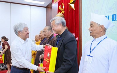 Chủ tịch Ủy ban Trung ương MTTQ Việt Nam Đỗ Văn Chiến tặng quà cho đại biểu tại buổi gặp mặt. Ảnh: Phạm Đông