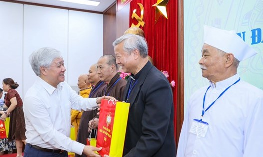 Chủ tịch Ủy ban Trung ương MTTQ Việt Nam Đỗ Văn Chiến tặng quà cho đại biểu tại buổi gặp mặt. Ảnh: Phạm Đông