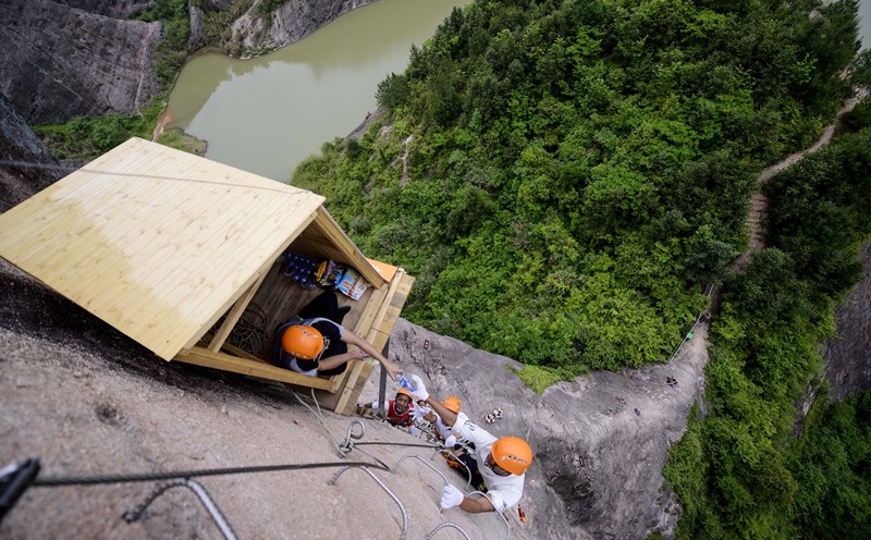 Cửa hàng tiện lợi bất tiện nhất thế giới. Ảnh: China Daily