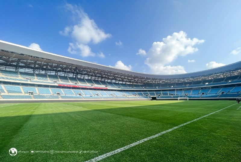 Trận giao hữu giữa tuyển Việt Nam và Trung Quốc diễn ra trên sân vận động Trung tâm thể thao Đại Liên (Trung Quốc). Ảnh: VFF