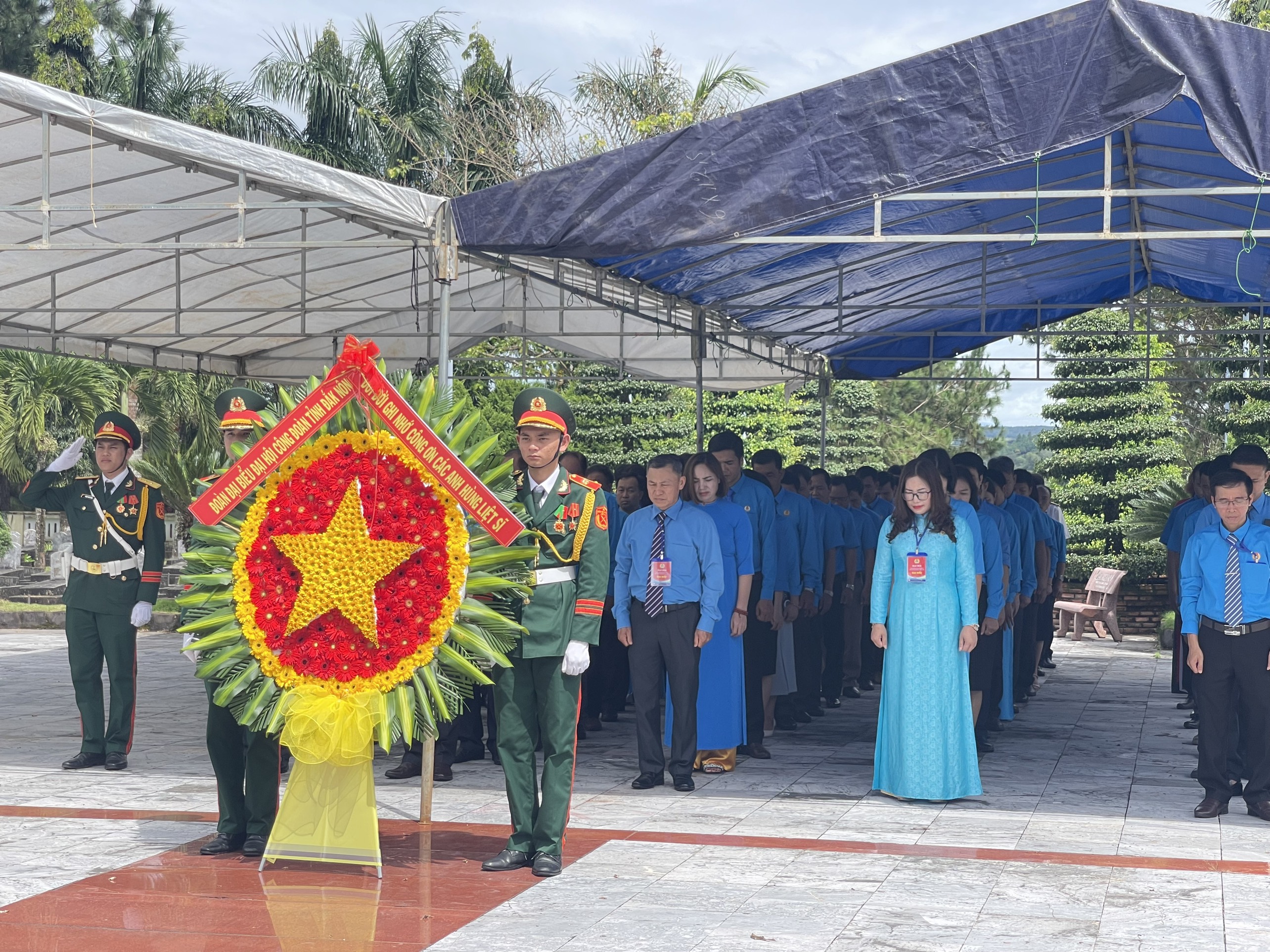 Đoàn đại biểu dự Đại hội Công đoàn Đắk Nông viếng nghĩa trang tại TP Gia Nghĩa. Ảnh: Mai Hương