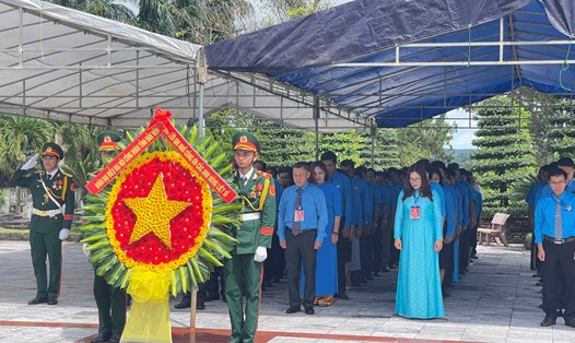 Đoàn đại biểu dự Đại hội Công đoàn Đắk Nông viếng nghĩa trang tại TP Gia Nghĩa. Ảnh: Mai Hương