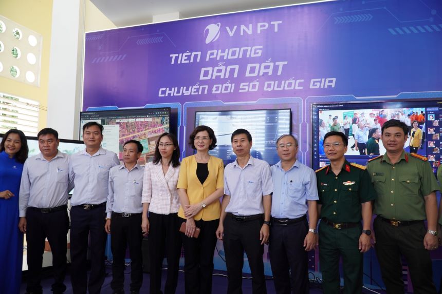 Bà Trần Tuyết Minh - Phó Chủ tịch UBND tỉnh Bình Phước cùng lãnh đạo các sở, ngành tham quan gian hàng trưng bày, giới thiệu các giải pháp công nghệ số. Ảnh: Sở TTTT BP