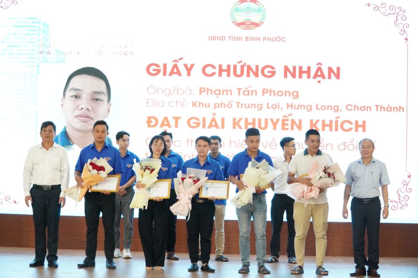 Ban tổ chức trao giải thưởng cho các cá nhân có thành tích xuất sắc tại cuộc thi trực tuyến tìm hiểu về chuyển đổi số tỉnh Bình Phước năm 2023. Ảnh: Sở TTTT BP