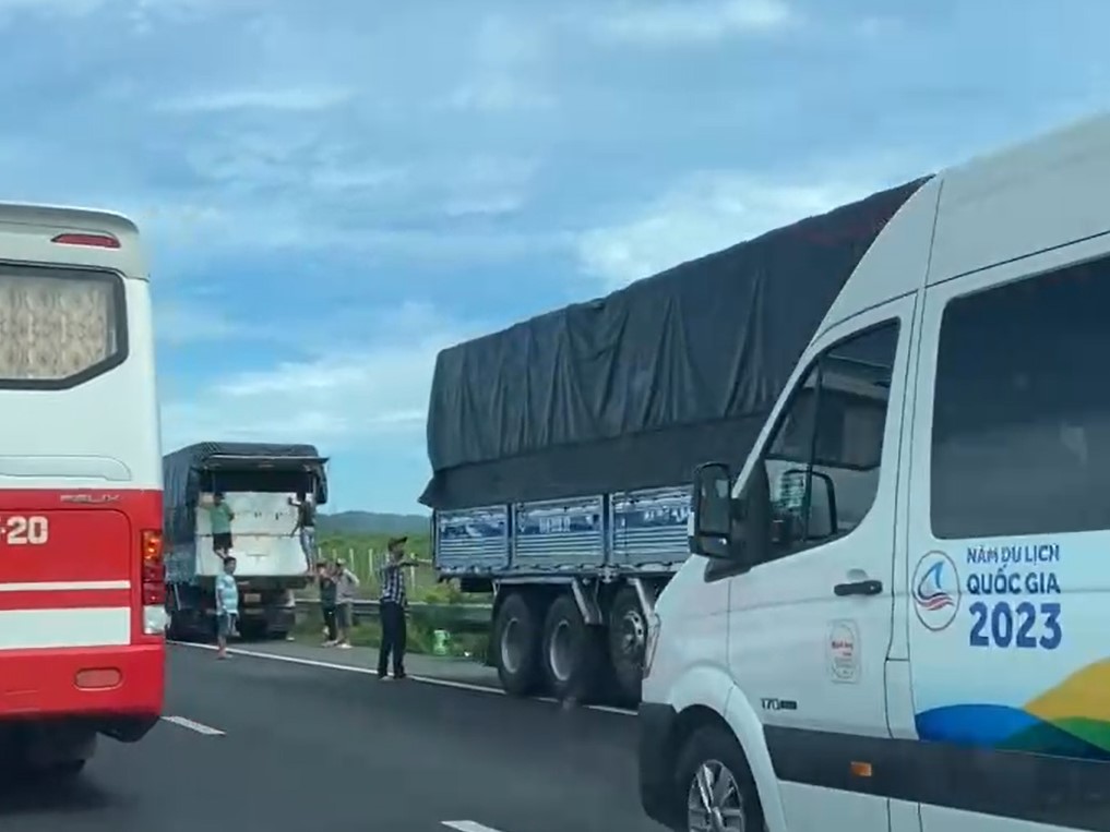 2 xe tải đối đuôi nhau trên cao tốc Phan Thiết - Dầu Giây. Ảnh: Phạm Duy