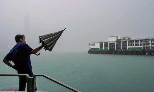 Lượng mưa ở Hong Kong (Trung Quốc) do bão Koinu gây ra hơn 200mm tại một số khu vực. Ảnh: Elson Li/SCMP