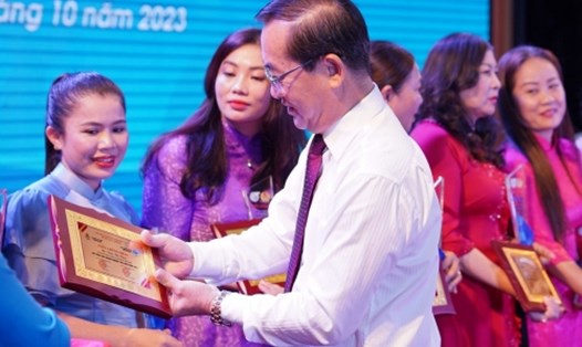 Ông Nguyễn Văn Lư – Phó Bí thư Thường trực Thành uỷ Vinh trao Giấy chứng nhận nữ lãnh đạo doanh nghiệp tiêu biểu năm 2023 cho các nữ doanh nhân. Ảnh ML