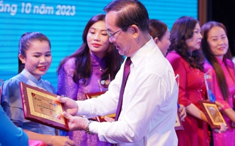 Ông Nguyễn Văn Lư – Phó Bí thư Thường trực Thành uỷ Vinh trao Giấy chứng nhận nữ lãnh đạo doanh nghiệp tiêu biểu năm 2023 cho các nữ doanh nhân. Ảnh ML