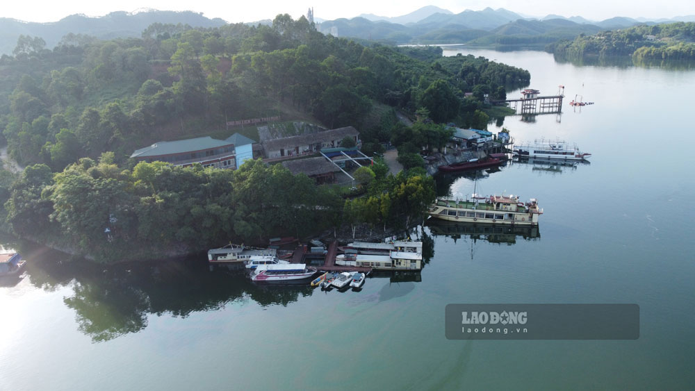 Theo Sở GTVT tỉnh Yên Bái, nguyên nhân nhiều loại tàu chở khách du lịch, hoạt động trên lòng hồ Thác Bà hiện nay đang phải dừng hoạt động vì không thể đăng kiểm.