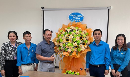 Ông Thái Minh Sỹ - Phó Chủ tịch LĐLĐ tỉnh Nghệ An đến thăm và tặng hoa chúc mừng Giám đốc Công ty Cổ phần May Vinatex Hoàng Mai.  Ảnh: Hải Đăng 
