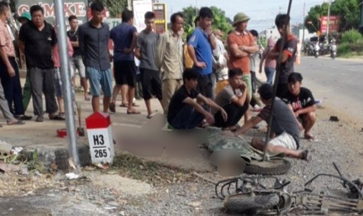 Hiện trường vụ tai nạn trên Quốc lộ 6 khiến 1 học sinh tử vong. Ảnh: Minh Nguyễn