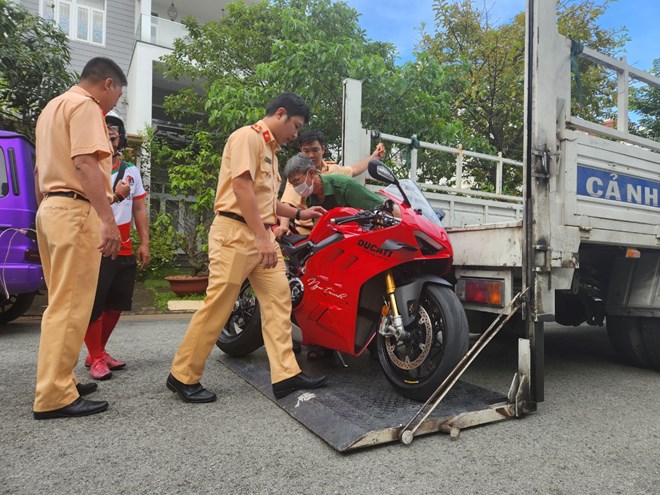 Chi tiết hành vi vi phạm giao thông của người mẫu Ngọc Trinh 2 Chi tiết hành vi vi phạm giao thông của người mẫu Ngọc Trinh