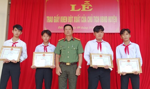 Công an huyện trao giấy khen đột xuất của Chủ tịch UBND huyện Tân Trụ cho 4 học sinh. Ảnh: An Long