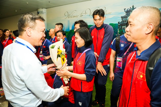 Đón đoàn có hai Phó Cục trưởng Cục Thể dục thể thao là ông Nguyễn Hồng Minh (áo sơ mi) và bà Lê Thị Hoàng Yến.