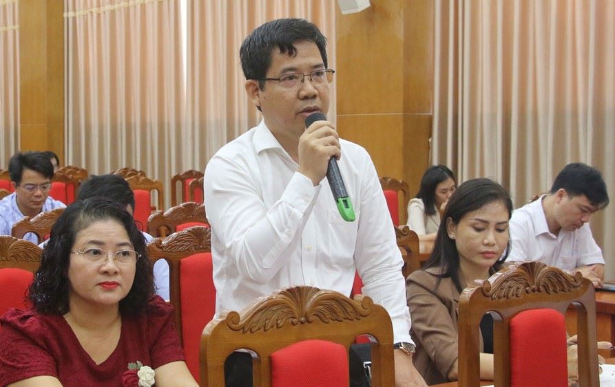 Cử tri Ngô Việt Dũng - Phó Tổng Giám đốc Công ty cổ phần Hoàng Ninh Group nêu ý kiến tại buổi tiếp xúc. Ảnh: Quochoi.vn
