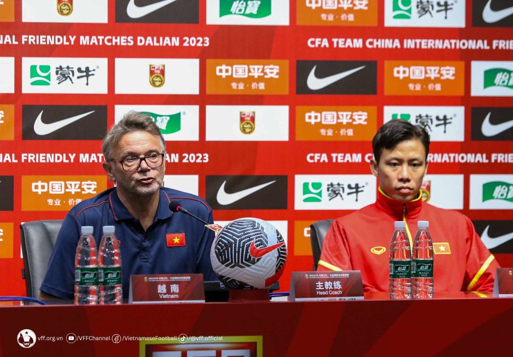 Huấn luyện viên Troussier và đội trưởng Quế Ngọc Hải ở buổi họp báo trước trận giao hữu giữa tuyển Việt Nam và tuyển Trung Quốc dịp FIFA Days tháng 10. Ảnh: VFF