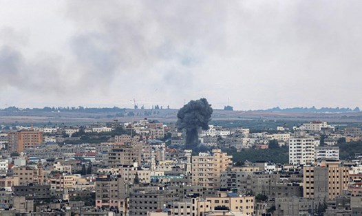 Giá dầu tăng chóng mặt sau khi xung đột ở Trung Đông leo thang. Ảnh: Khói bốc lên sau cuộc không kích của Israel ở thành phố Gaza (Nguồn: Rizek Abdeljawad/Tân Hoa Xã)