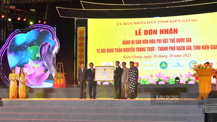 Ông Hoàng Đạo Cương – Thứ trưởng Bộ Văn hoá, Thể thao và Du lịch trao Bằng di sản văn hóa phi vật thể quốc gia “Lễ hội Đình thần Nguyễn Trung Trực – thành phố Rạch Giá, tỉnh Kiên Giang” cho đại diện tỉnh Kiên Giang, chính quyền địa phương và cộng đồng. Ảnh: Nguyên Anh