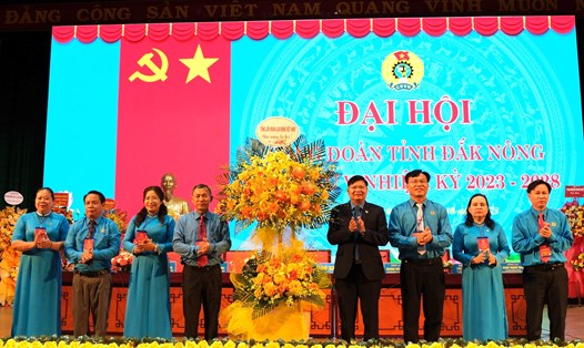 Phó Chủ tịch Tổng LĐLĐVN tặng hoa chúc mừng Đại hội. Ảnh: Mai Hương