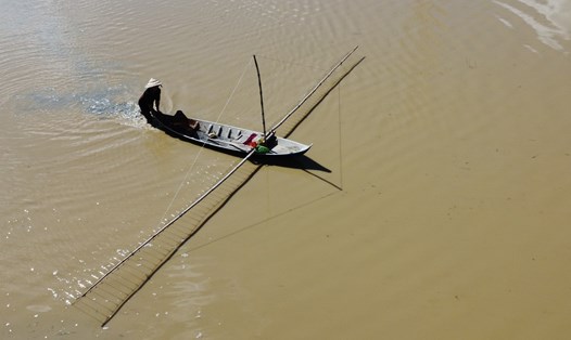 Mùa nước lên, người dân vùng ngọt tỉnh Cà Mau sử dụng nhiều dụng cụ bắt cá. Ảnh: Nhật Hồ