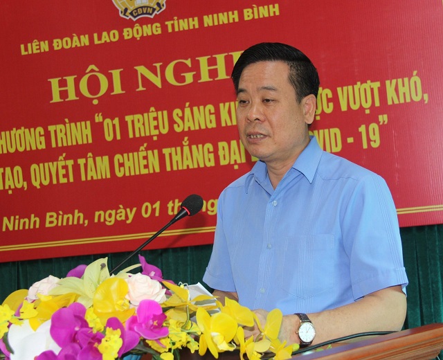 Ông Dương Đức Khanh, Chủ tịch LĐLĐ tỉnh Ninh Bình phát biểu tại hội nghị. Ảnh: Diệu Anh