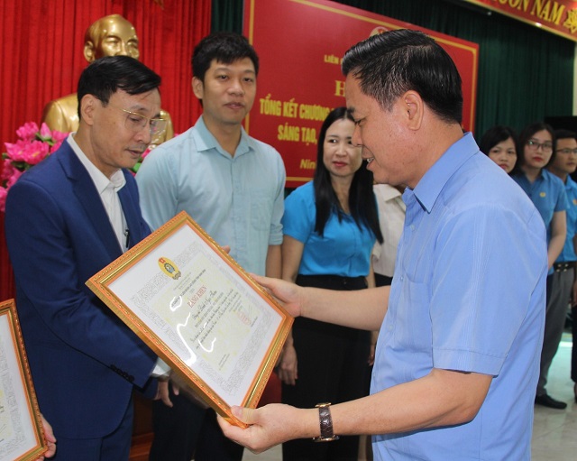Đại diện lãnh đạo LĐLĐ tỉnh Ninh Bình trao Bằng khen cho các cá nhân và tập thể có thành tích xuất sắc. Ảnh: Diệu Anh