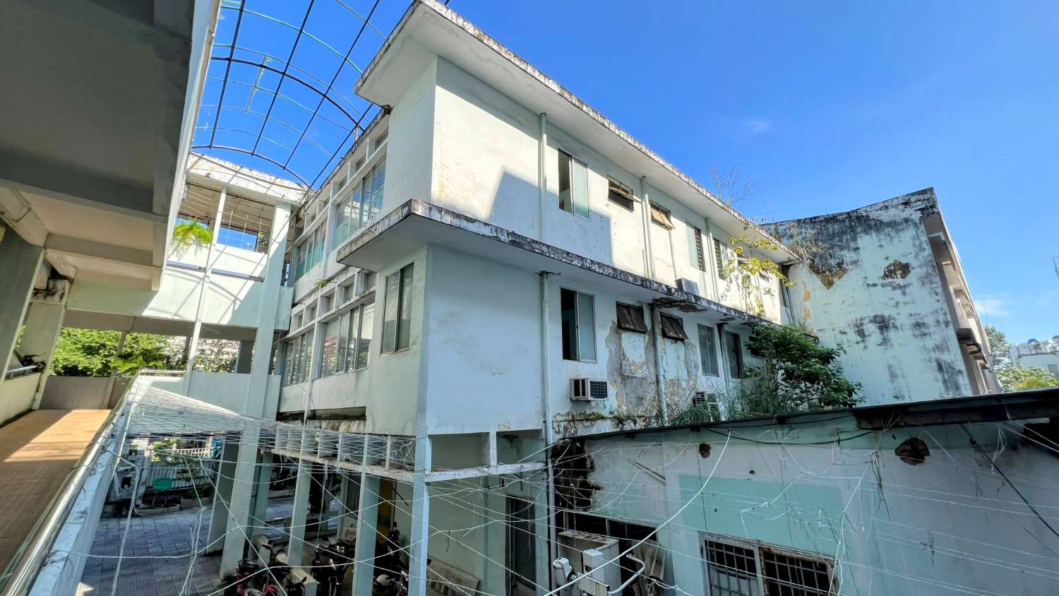 Khu A, Trung tâm y tế quận Gò Vấp phải tạm thời đóng cửa không tổ chức khám chữa bệnh do cơ sở vật chất xuống cấp nghiêm trọng  