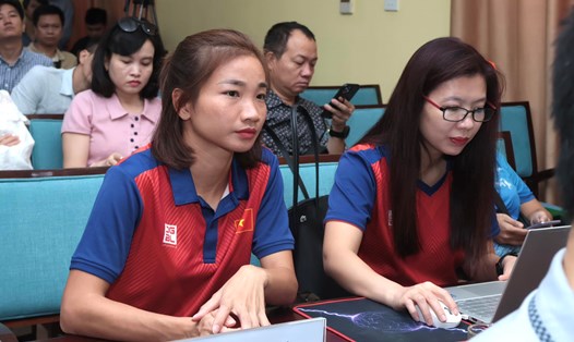 Vận động viên Nguyễn Thị Oanh (trái) được đề cử Cúp Chiến thắng 2023. Ảnh: Bùi Lượng
