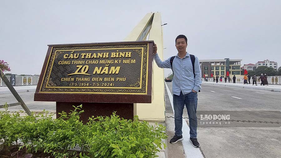 Một người dân TP Điện Biên Phủ tranh thủ chụp ảnh lưu niệm với tấm bia công trình. Ảnh: Văn Thành Chương