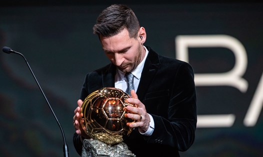 Lionel Messi và Quả bóng vàng thứ tám trong sự nghiệp.   Ảnh: France Football