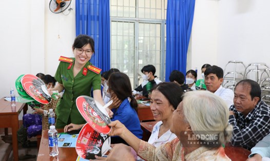 Công an tuyên truyền phòng, chống ma túy cho người dân khu vực biên giới Kiên Giang. Ảnh: Tiến Dũng