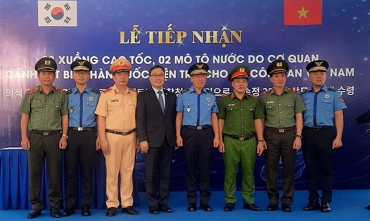 Thứ trưởng Nguyễn Văn Long và các đại biểu tham dự buổi lễ. Ảnh: Bộ Công an