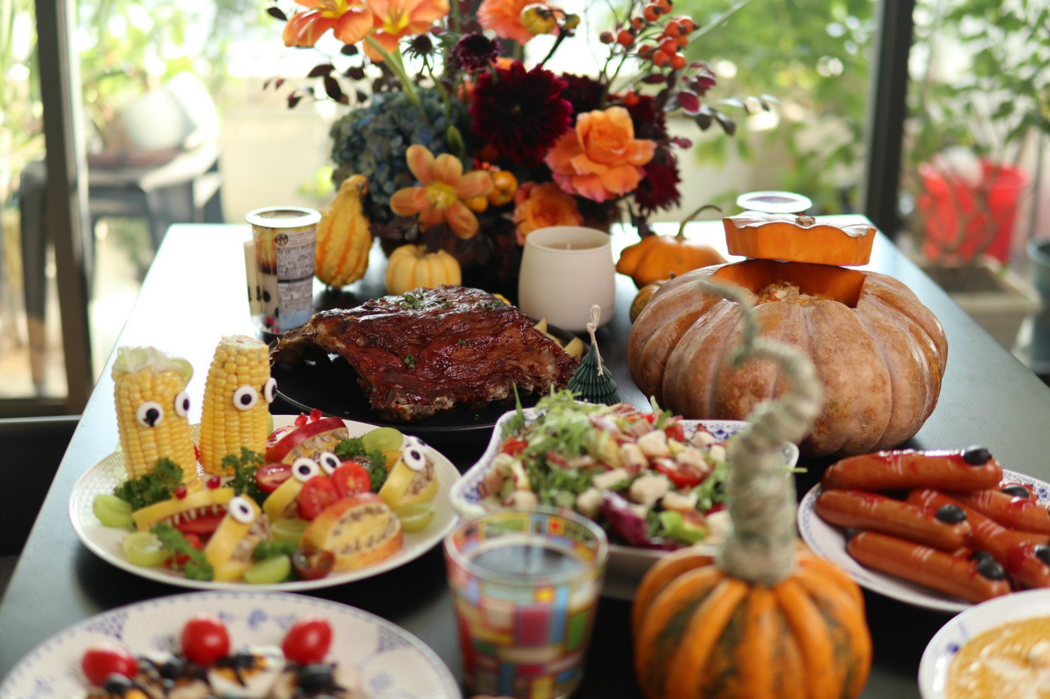 Bữa tiệc Halloween được tạo nên từ bàn tay khéo léo của các bà nội trợ. Ảnh: NVCC