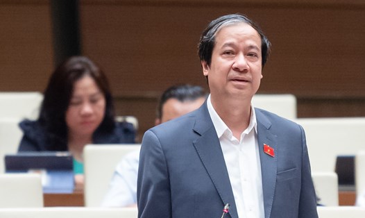 Bộ trưởng Bộ Giáo dục và Đào tạo Nguyễn Kim Sơn giải trình, làm rõ ý kiến đại biểu Quốc hội nêu tại phiên thảo luận. Ảnh: Văn phòng Quốc hội