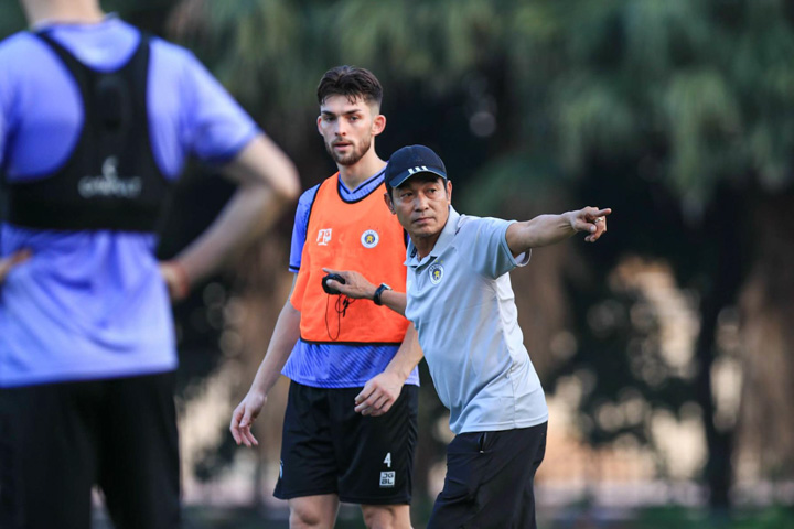 Huấn luyện viên Đinh Thế Nam tạm quyền dẫn dắt câu lạc bộ Hà Nội. Ảnh: HNFC