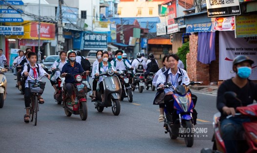 Nam Định cấm học sinh THCS tự đi xe máy điện đến trường. Ảnh minh họa: Hà Phương