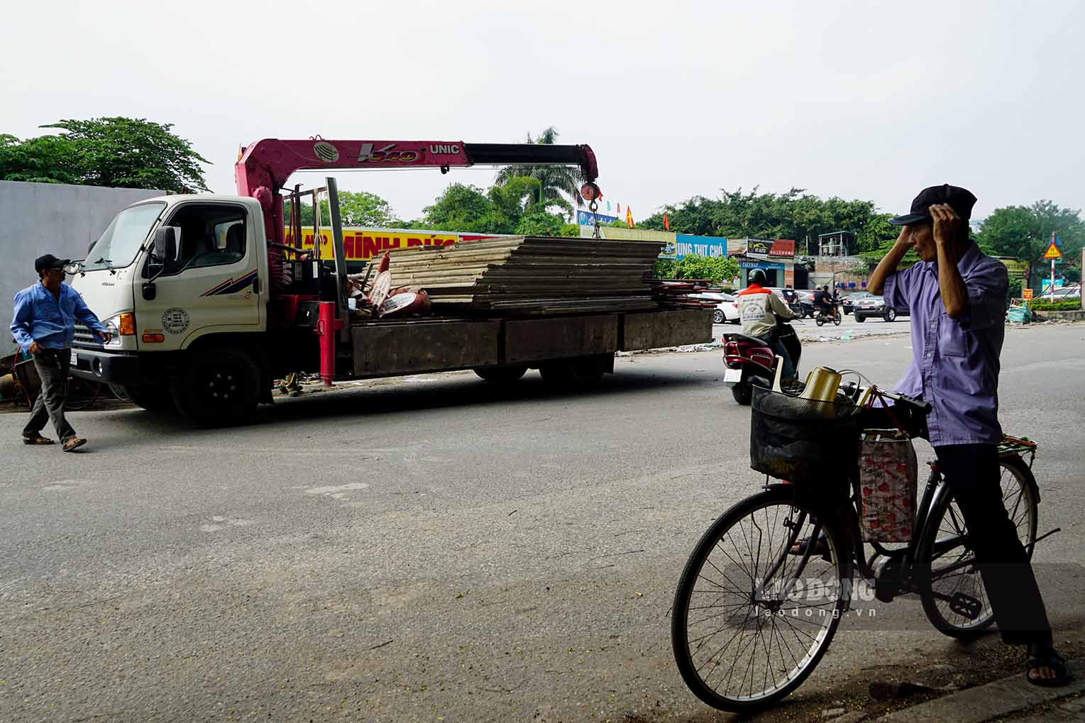 Con đường nối giữa làng Định Công và khu đô thị mới Định Công từng bị chủ đầu tư dự án Vành đai 2 (đoạn Đầm Hồng – Quốc lộ 1A) chặn lại vào khoảng cuối tháng 4.2023 gây bức xúc dư luận, đến nay các bức tường bê tông này đang được tháo dỡ một phần.