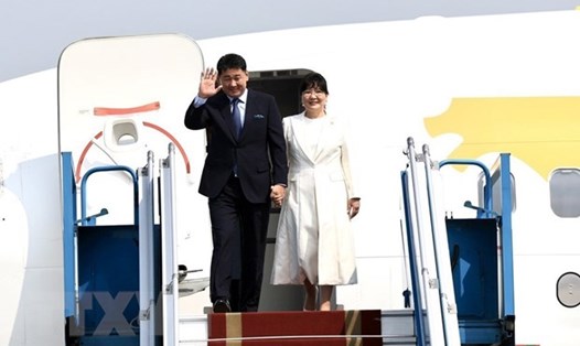Tổng thống Mông Cổ Ukhnaagiin Khurelsukh và Phu nhân tới Thủ đô Hà Nội, bắt đầu chuyến thăm cấp nhà nước tới Việt Nam. Ảnh: TTXVN