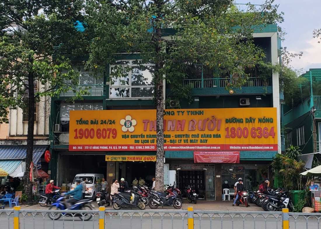 Trụ sở nhà xe Thành Bưởi trên đường Lê Hồng Phong, Quận 5, TPHCM ghi nhận vào trưa ngày 31.10. Ảnh: Phương Ngân