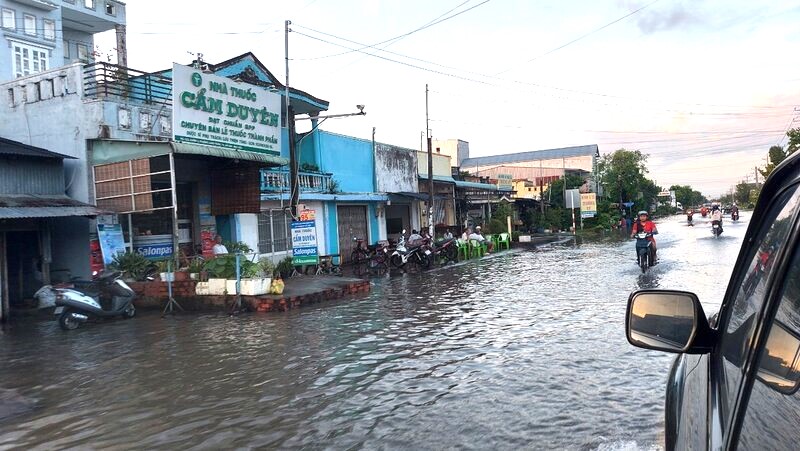 Triều cường gây ngập đoạn phường Láng Tròn, thị xã Giá Rai, tỉnh Bạc Liêu sáng ngày 1.11. Ảnh: Nhật Hồ