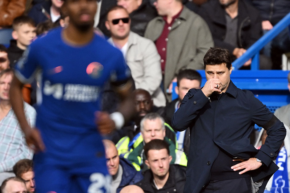 Pochettino thất thần trong trận thua mới nhất của Chelsea. Ảnh: AFP