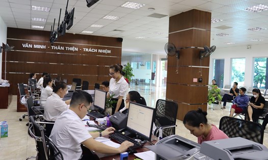 Thực hiện TTHC tại Trung tâm Phục vụ Hành chính công tỉnh Lào Cai. Ảnh: B.N