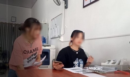 Lao động dưới 18 tuổi (áo đen) đang ký vào bản cam kết với Công ty Thịnh Phát (tỉnh Bắc Ninh). Ảnh: PV Lao Động
