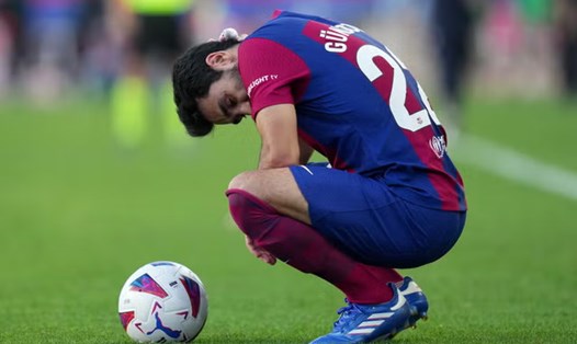 Gundogan thất vọng sau trận thua của Barcelona trước Real Madrid.  Ảnh: The Guardian 