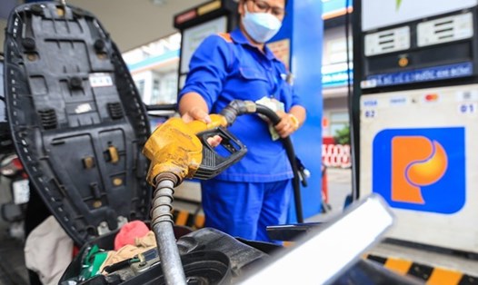 Giá xăng tăng từ chiều nay (1.11). Ảnh: Nguyễn Long
