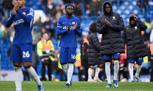 Các cầu thủ Chelsea buồn bã rời sân sau trận thua Brentford cuối tuần trước. Ảnh: AFP