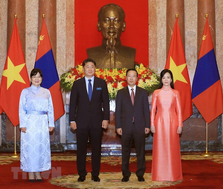 Chủ tịch nước Võ Văn Thưởng và Phu nhân chụp ảnh chung với  Tổng thống Mông Cổ Ukhnaagiin Khurelsukh và Phu nhân. Ảnh: TTXVN