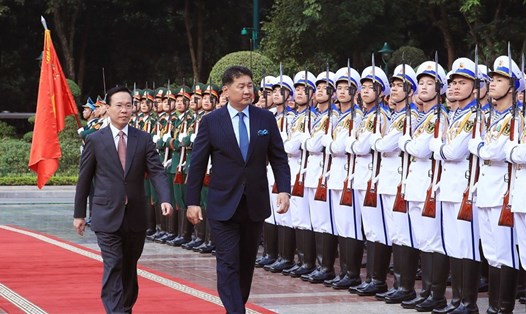 Chủ tịch nước Võ Văn Thưởng và Tổng thống Mông Cổ Ukhnaagiin Khurelsukhd duyệt đội danh dự quân đội nhân dân Việt Nam. Ảnh: TTXVN
