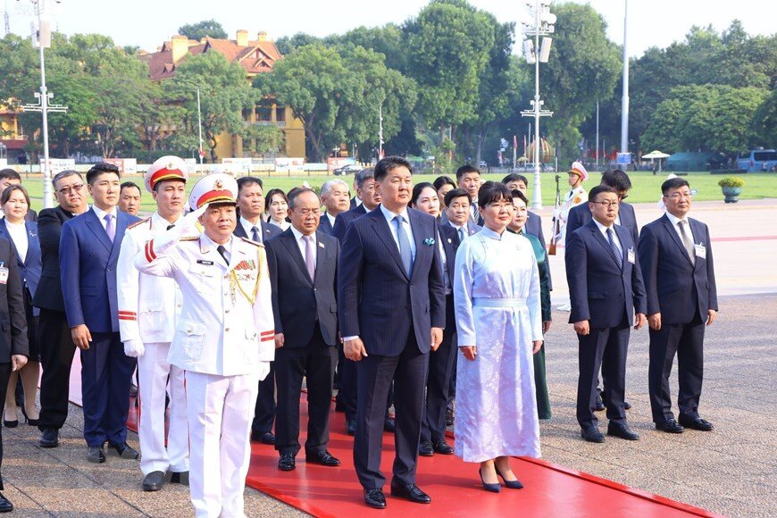 Tổng thống Mông Cổ Ukhnaagiin Khurelsukh và Phu nhân cùng các đại biểu tưởng niệm Chủ tịch Hồ Chí Minh. Ảnh: TTXVN
